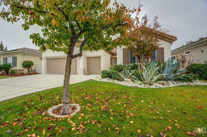 Property Photo: 5715 Park Place Drive CA 93306