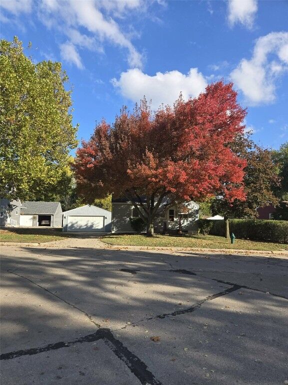 Property Photo: 1200 33rd Street SE IA 52403