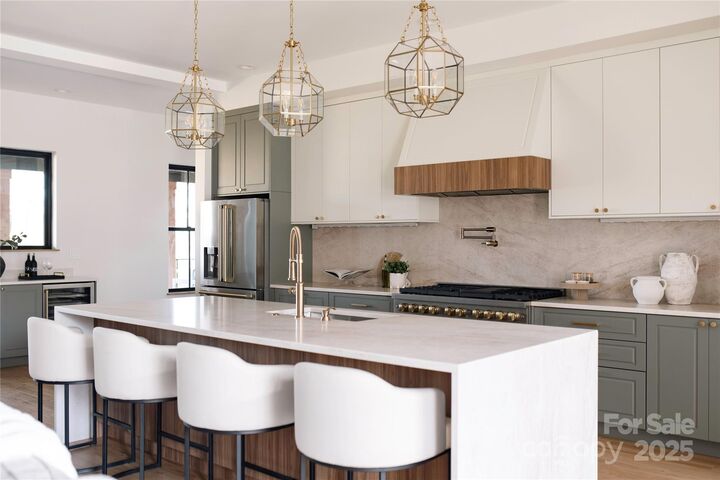 Property Photo: 4041 Hiddenbrook Drive NC 28205