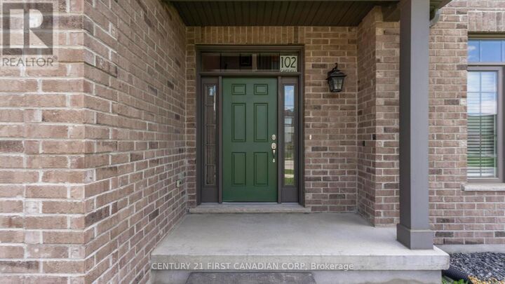 Photo de la propriété:  102 Caverhill Crescent  ON N0L 1R0 