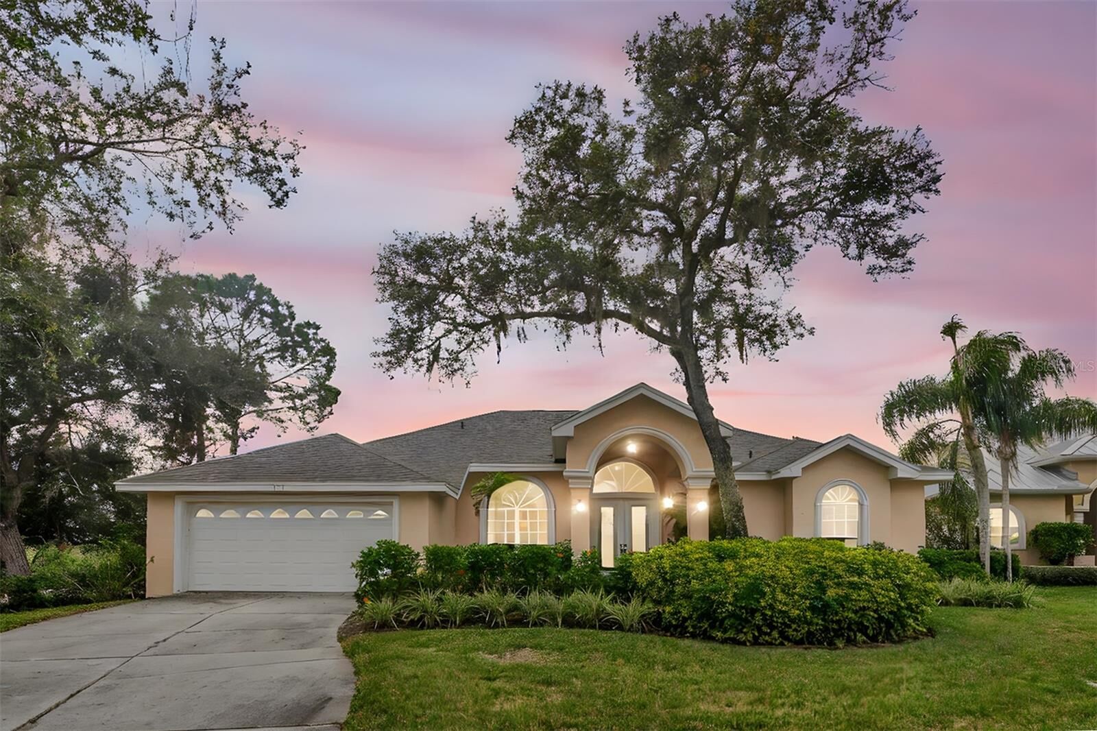 Property Photo: 731 Waterside Court FL 34689