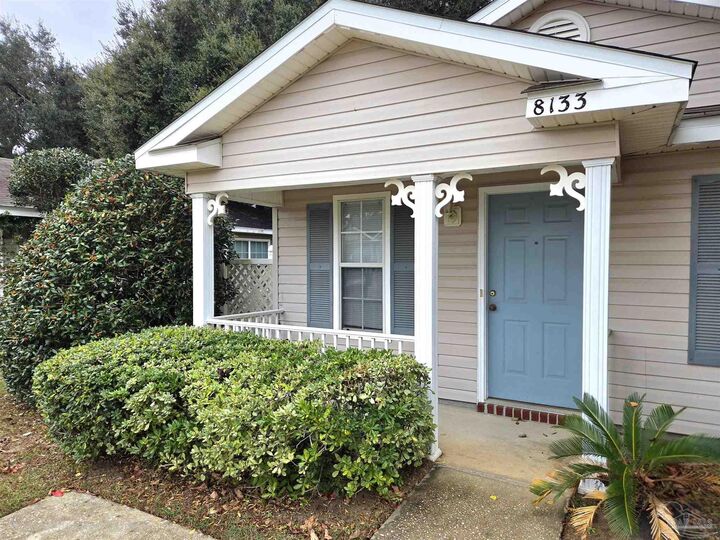 Property Photo: 8133 Heirloom Dr FL 32514