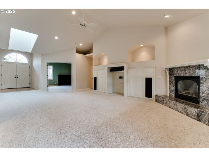 Property Photo: 875 Sand Ave OR 97401