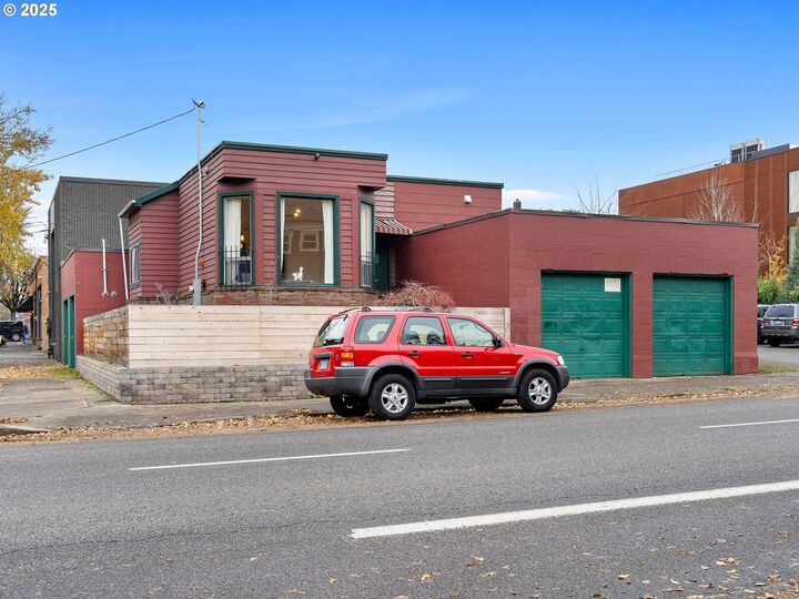 Property Photo:  1305 SE Belmont St  OR 97214 