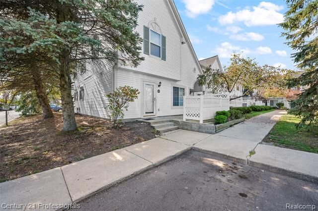 Property Photo:  22271 Atlantic Pointe  MI 48336 