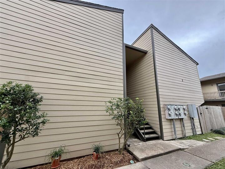 Property Photo:  1020 W McNeese St Street W 3G  LA 70605 