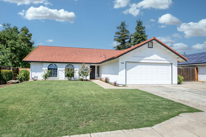 Property Photo:  640 N Renn Avenue  CA 93611 