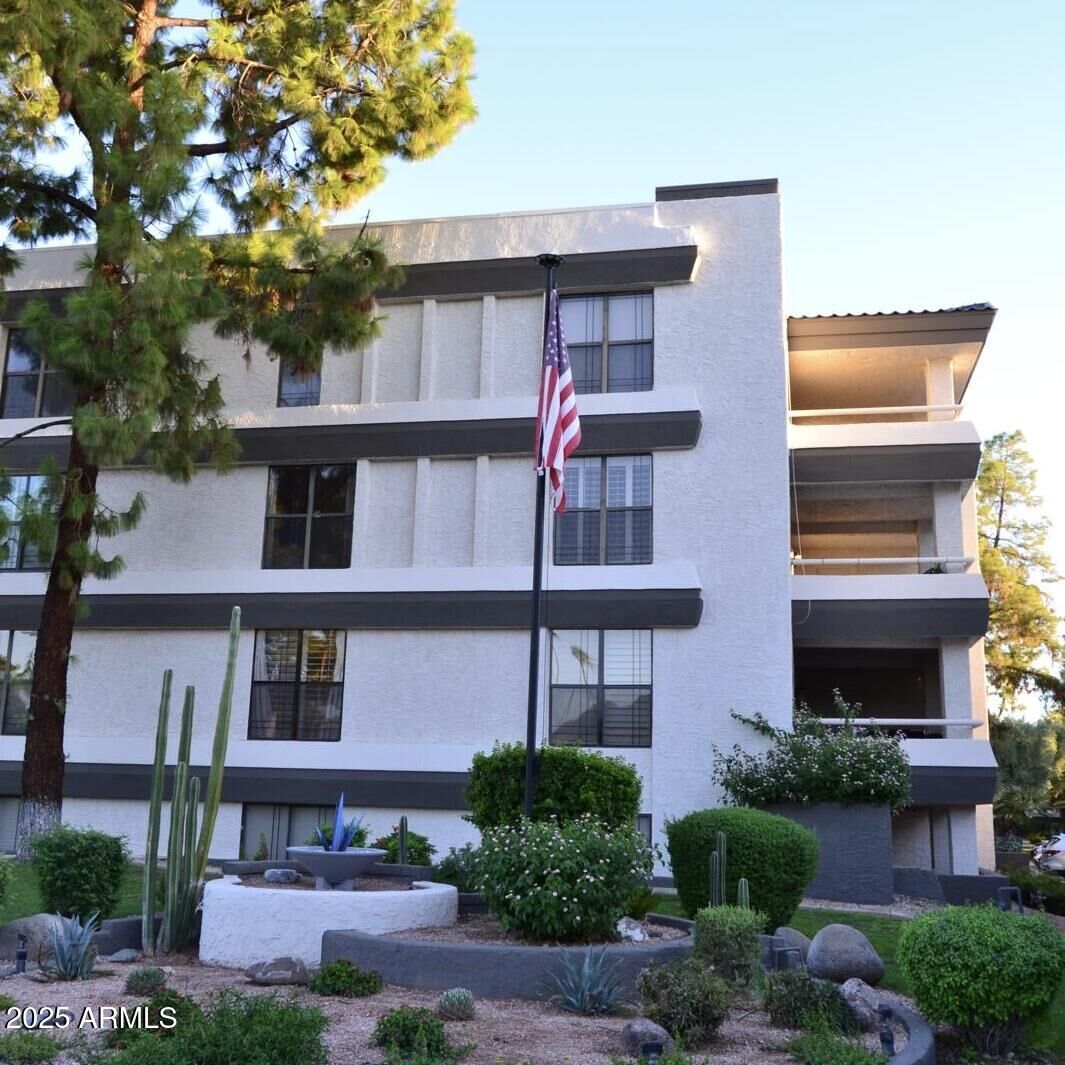Property Photo: 5102 N 31st Place 412 AZ 85016