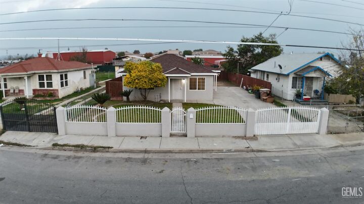 1005 Collins Way  Bakersfield CA 93307 photo