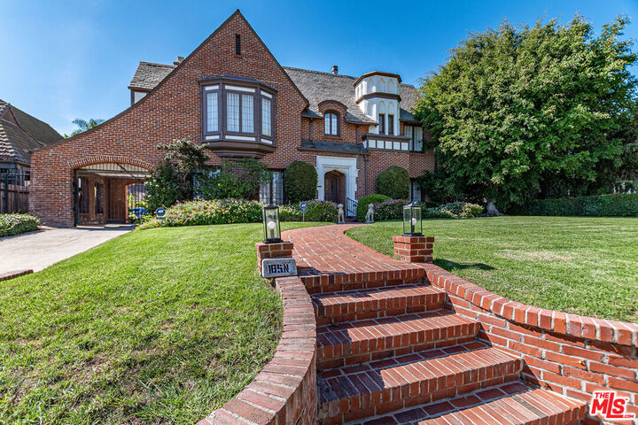 Property Photo: 165 N Las Palmas Ave CA 90004