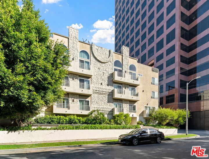 Property Photo:  1160 Granville Ave  CA 90049 