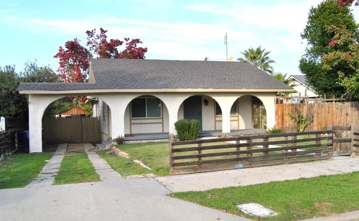Property Photo:  935 E Fedora Avenue  CA 93704 