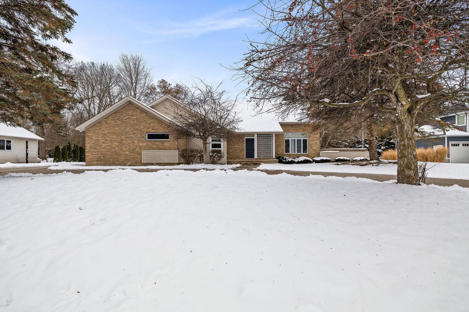 Property Photo:  5609 Pondview  MI 48640 