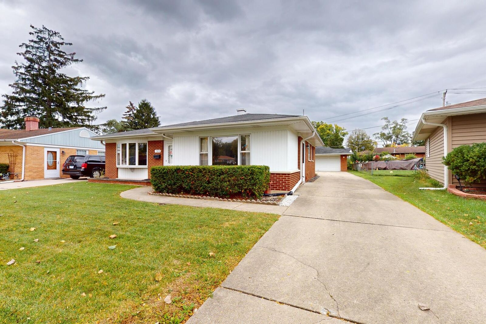 Property Photo:  709 S Dennis Road  IL 60090 