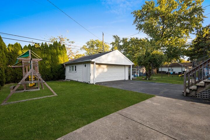 Property Photo: 1907 Suffolk Avenue IL 60154