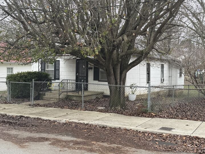 Property Photo: 121 Sylvis St TN 37055