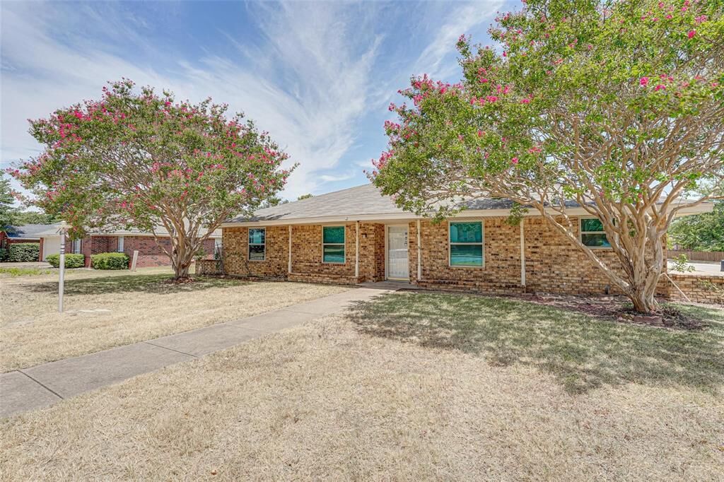 Property Photo: 1418 Ridge Drive TX 76065