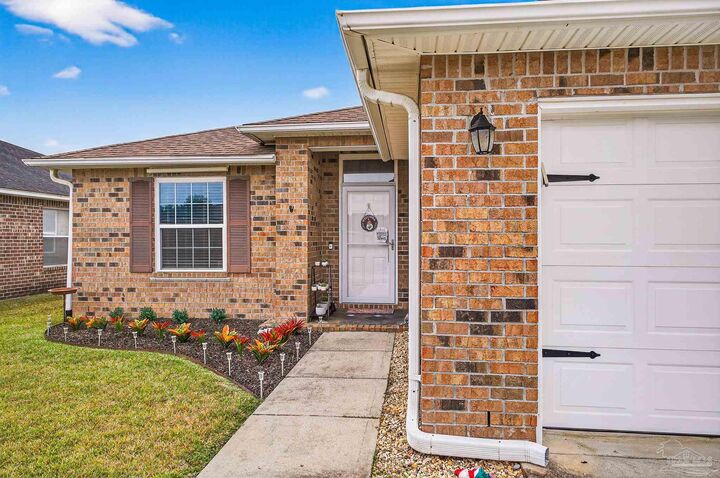 Property Photo: 4890 Hilarita Cir FL 32571