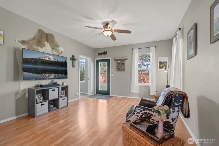 Property Photo:  6390  Cove Road  WA 98926 