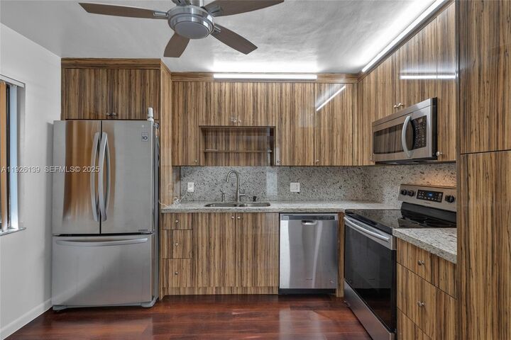 Property Photo:  302 Lakeview Dr 105  FL 33326 