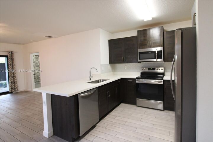 Property Photo:  561 NE 6th Pl  FL 33034 