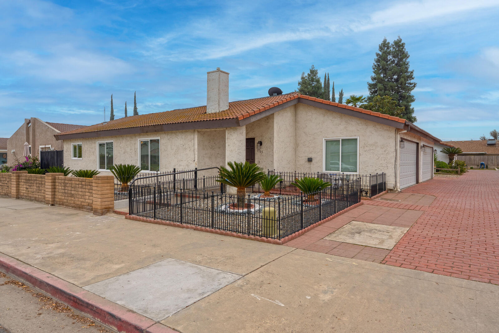 Property Photo:  1705 E Cross Avenue  CA 93274 