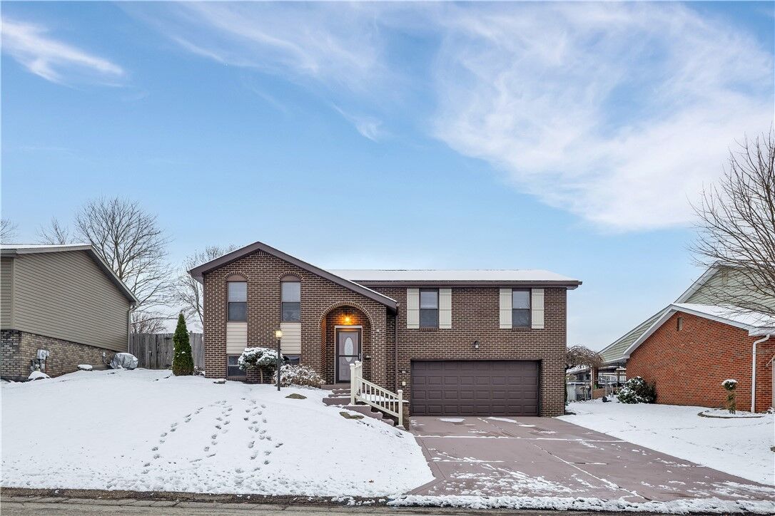 Property Photo: 124 Macbeth Dr PA 15068