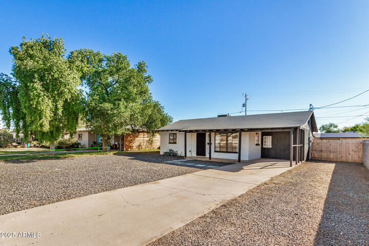 Property Photo: 2009 E Clarendon Avenue AZ 85016