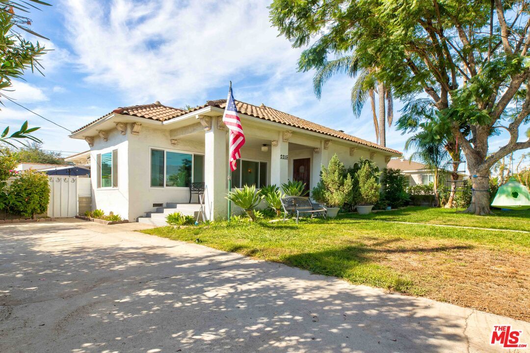 Property Photo: 2215 N Niagara St CA 91504
