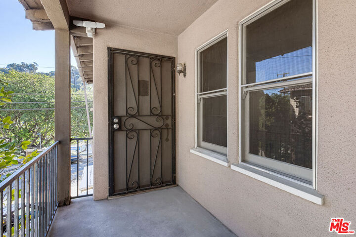 Property Photo:  2215 Allesandro Way  CA 90039 
