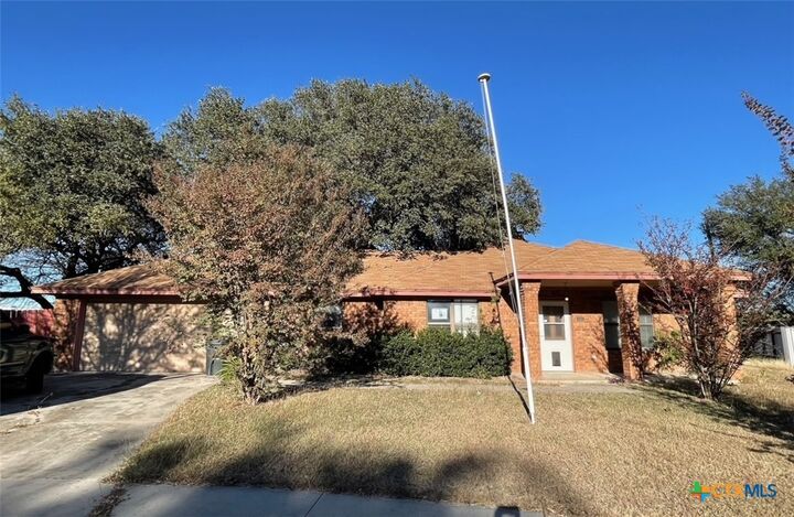 Property Photo: 401 Highridge Cove TX 76543
