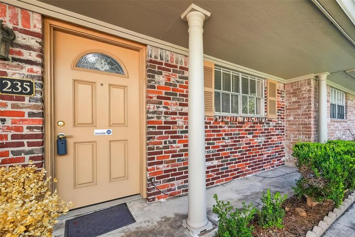 Property Photo: 235 W Tri Oaks Lane 235 TX 77043