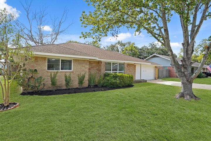 Property Photo: 5451 Redstart Street TX 77096