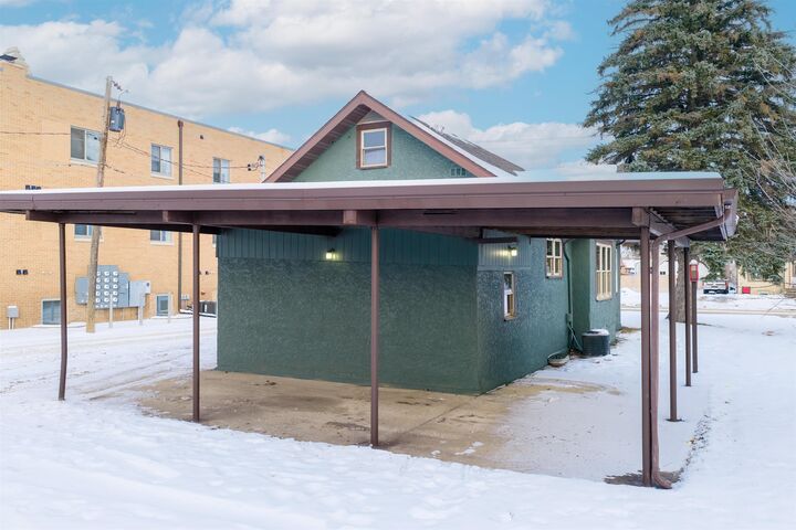 Property Photo:  807 8th St NW  ND 58703 
