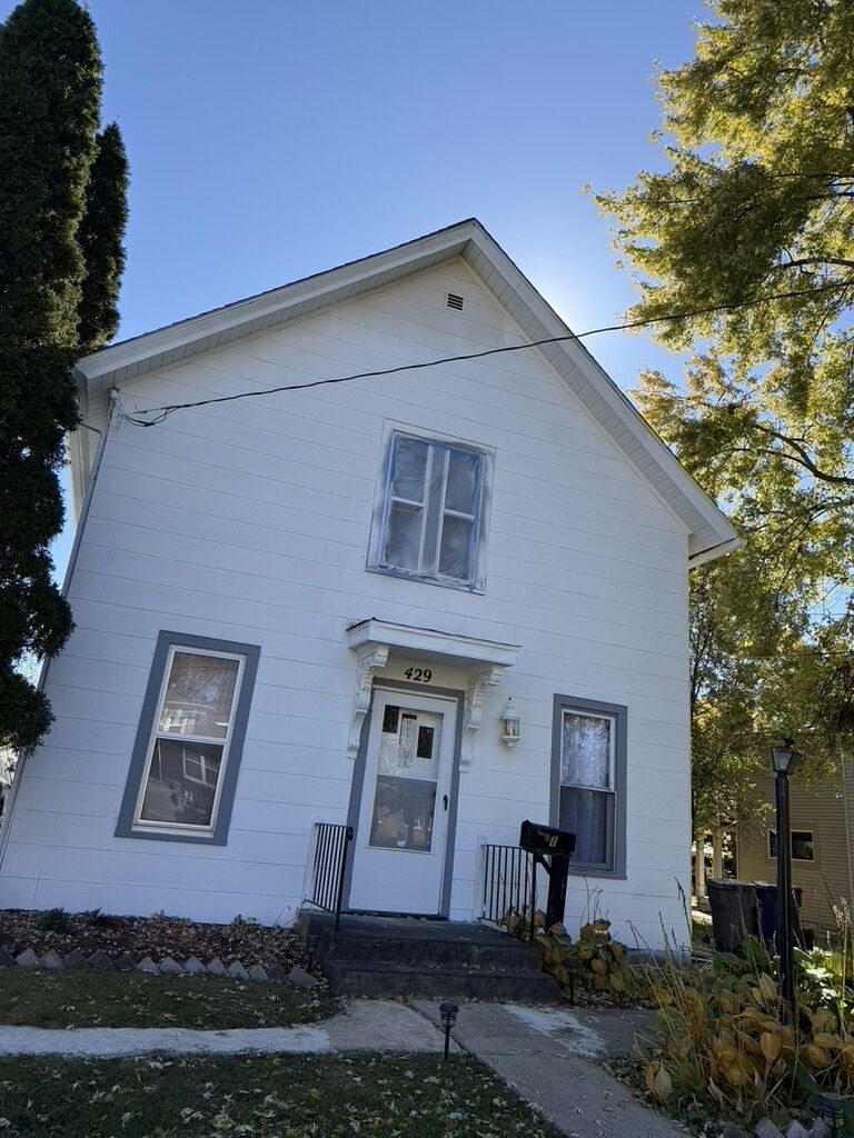 Property Photo: 429 South Street 1 IL 60123