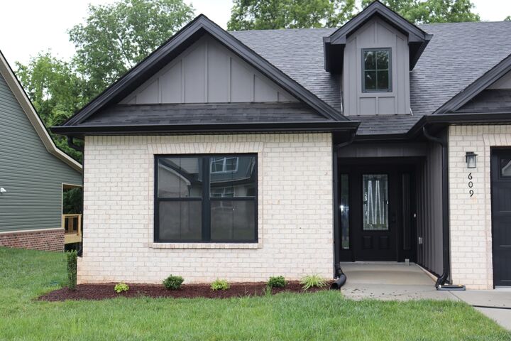 Property Photo: 609 Willow Park Dr TN 37043