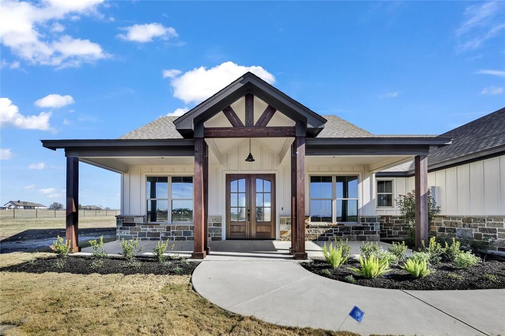 Property Photo:  1008 Paramount Drive  TX 76035 