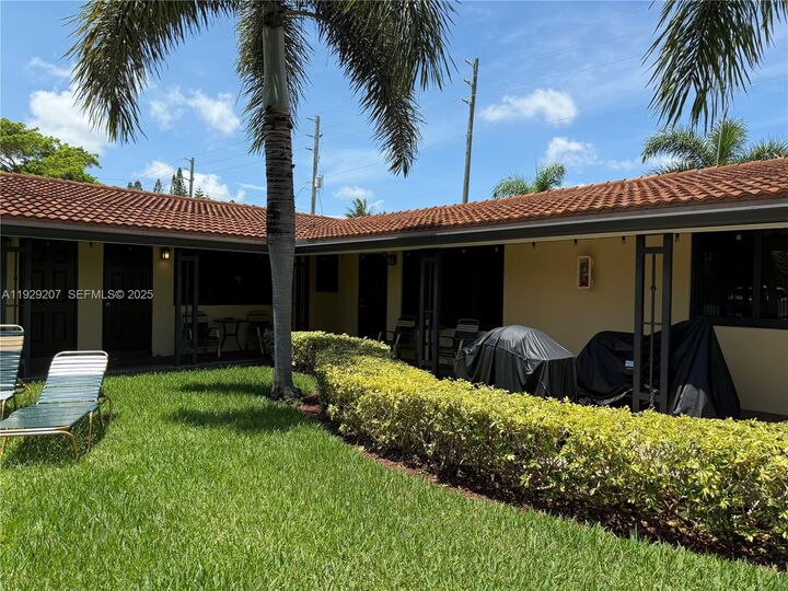 Property Photo: 811 NE 10th St 5 FL 33009