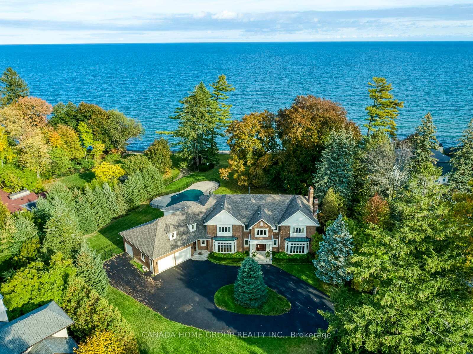 Property Photo: 21 Ennisclare Drive E ON L6J 4N3