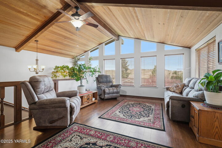 Property Photo: 1304 Cedar Ln WA 98942