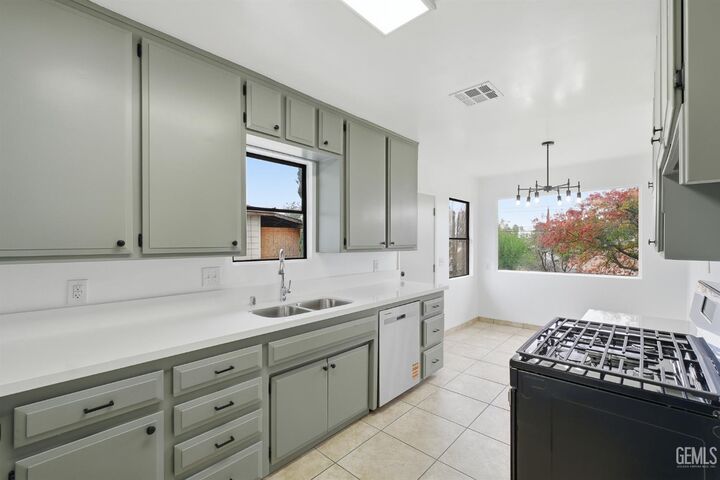 Property Photo:  2505 Elton Avenue  CA 93306 
