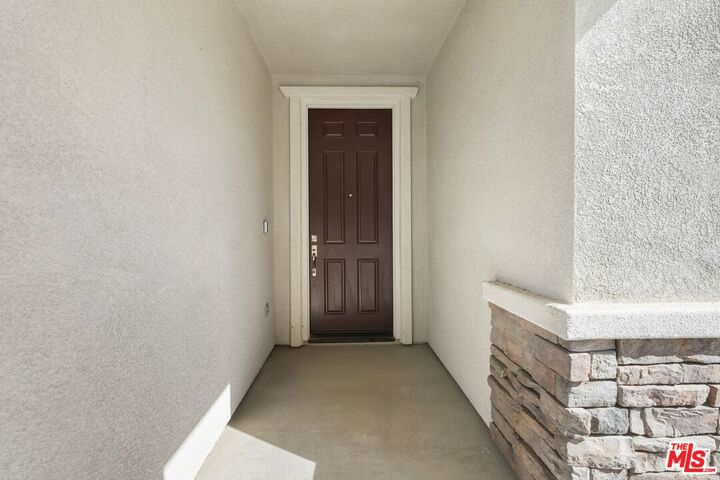 Property Photo: 1735 W Newgrove St CA 93534