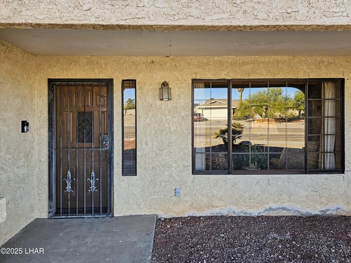 Property Photo: 569 Acoma Blvd AZ 86403