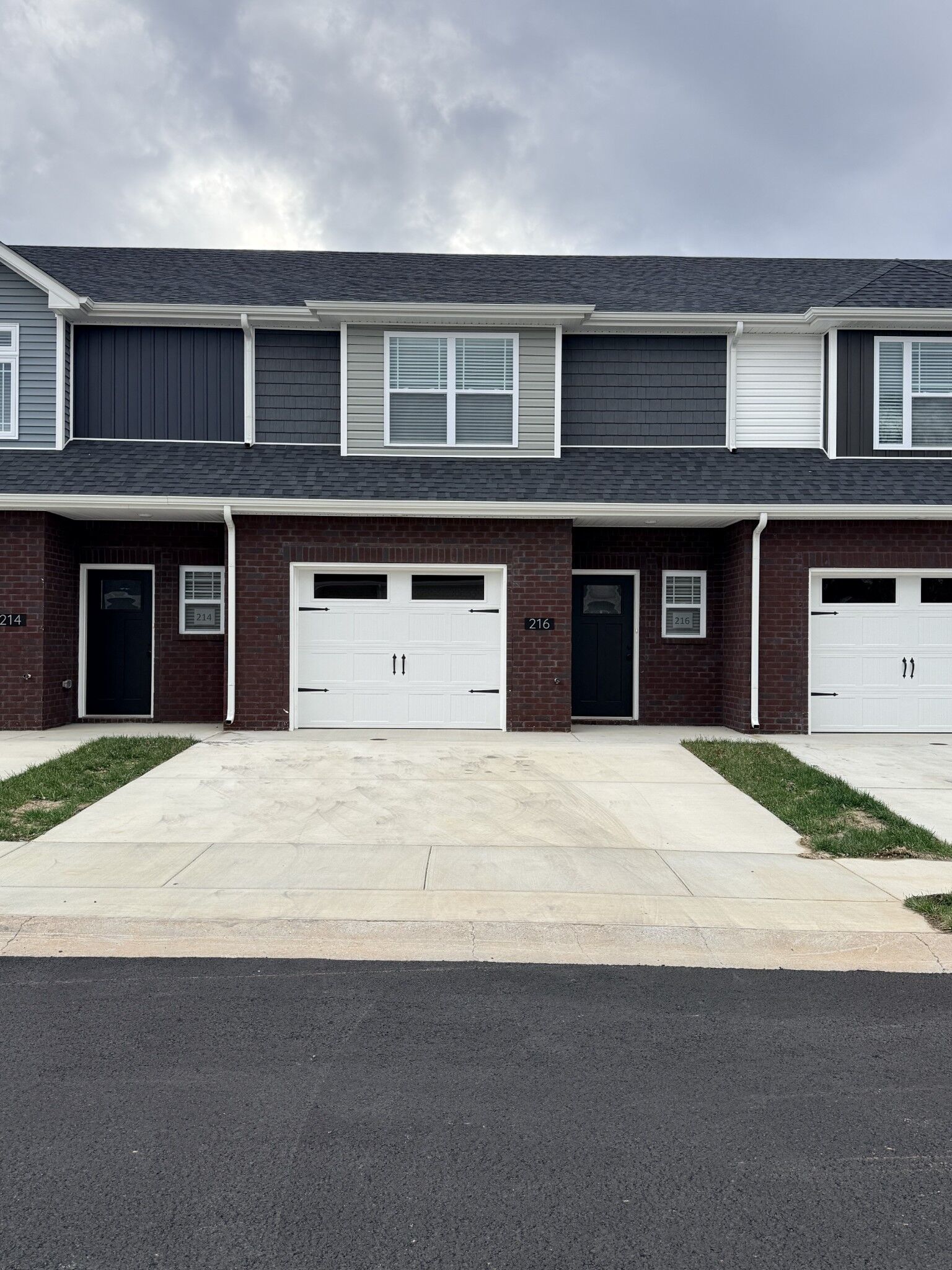 Property Photo:  216 W Fallow Ct  TN 37040 