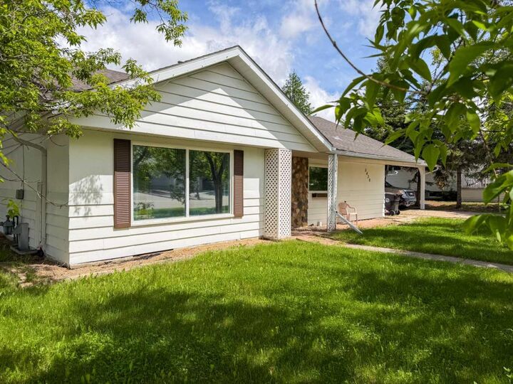 Property Photo: 5420 Gravel Avenue AB T0H 1G0