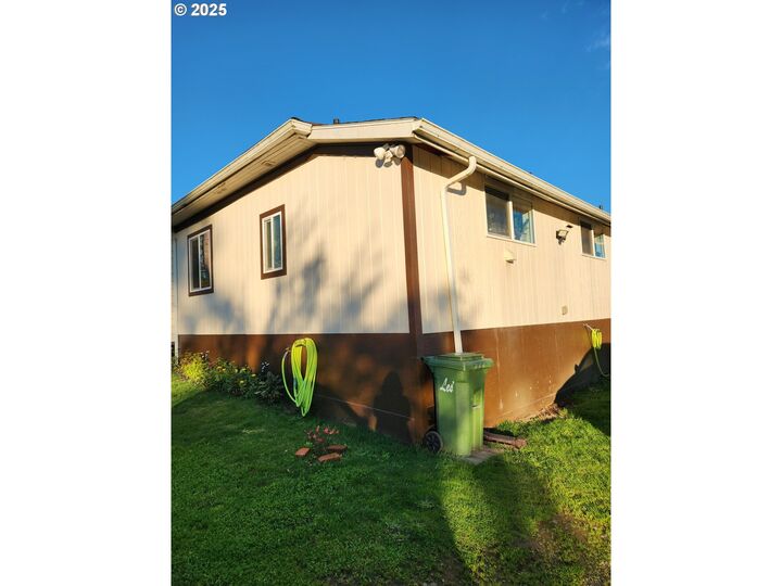 Property Photo:  1195 Idaho Ave  OR 97420 