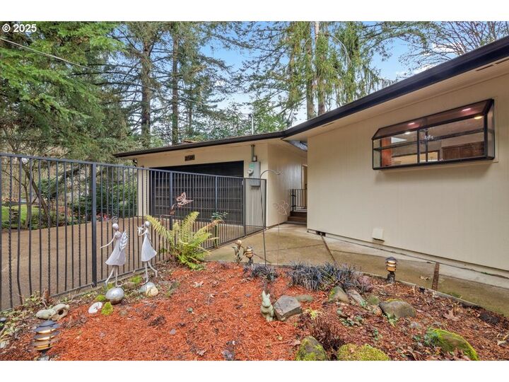 Property Photo:  2369 Emerald Dr  OR 97304 