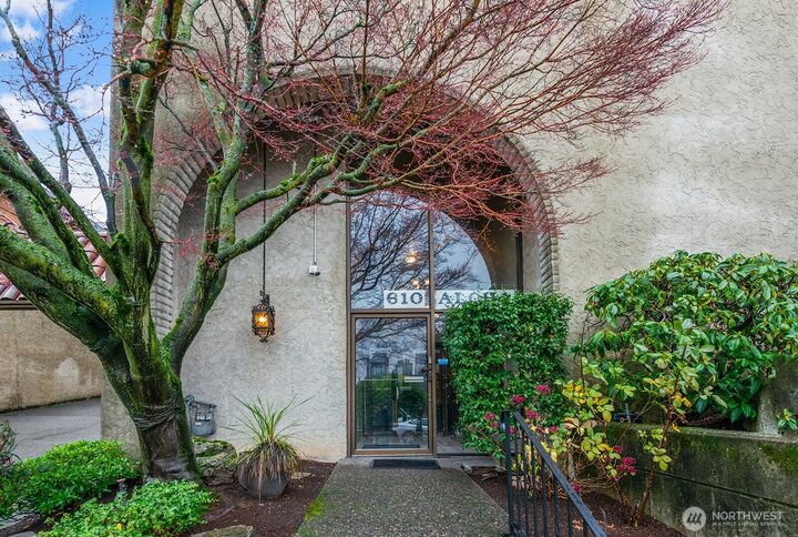 Property Photo: 610 Aloha Street 404 WA 98109