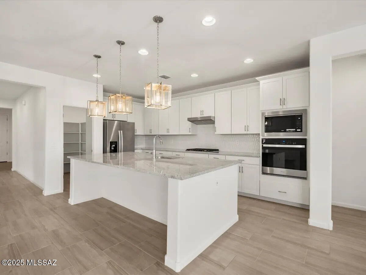Property Photo:  