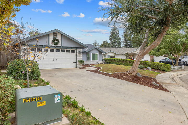 Property Photo:  3623 E Acequia Court  CA 93292 